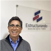 Asesor de empresas y profesor de mercadeo